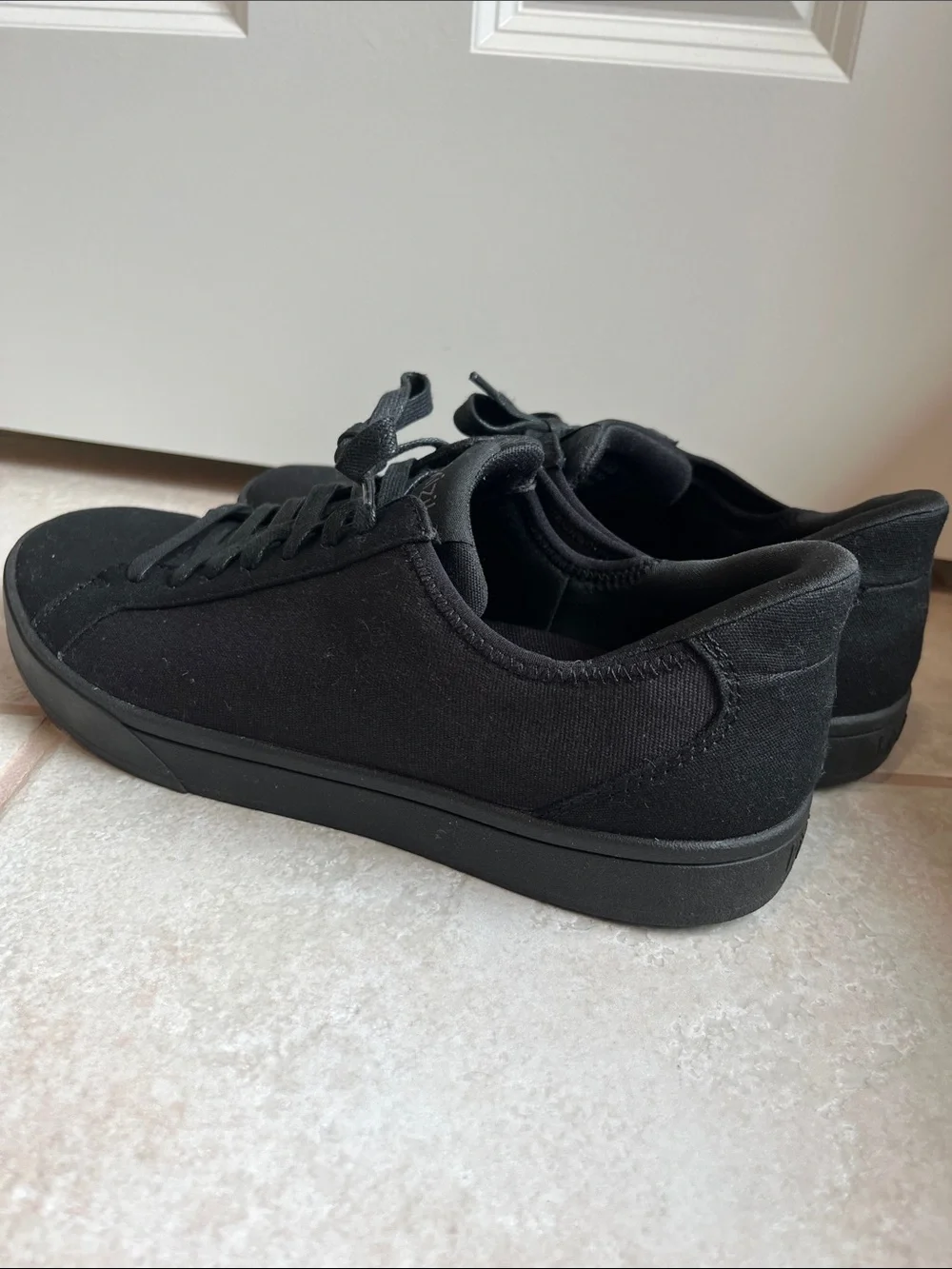 EUC Hands-free Kizik Irvine Canvas Sneaker Blackout M 8.5 / W 10 Standard Width